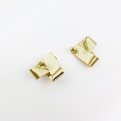 Boucles d’oreilles Mini Distorsion en Argent 925 plaqué Or 3 microns de Louise Vurpas, fabriquées à la main dans un atelier de joaillerie à Lyon.