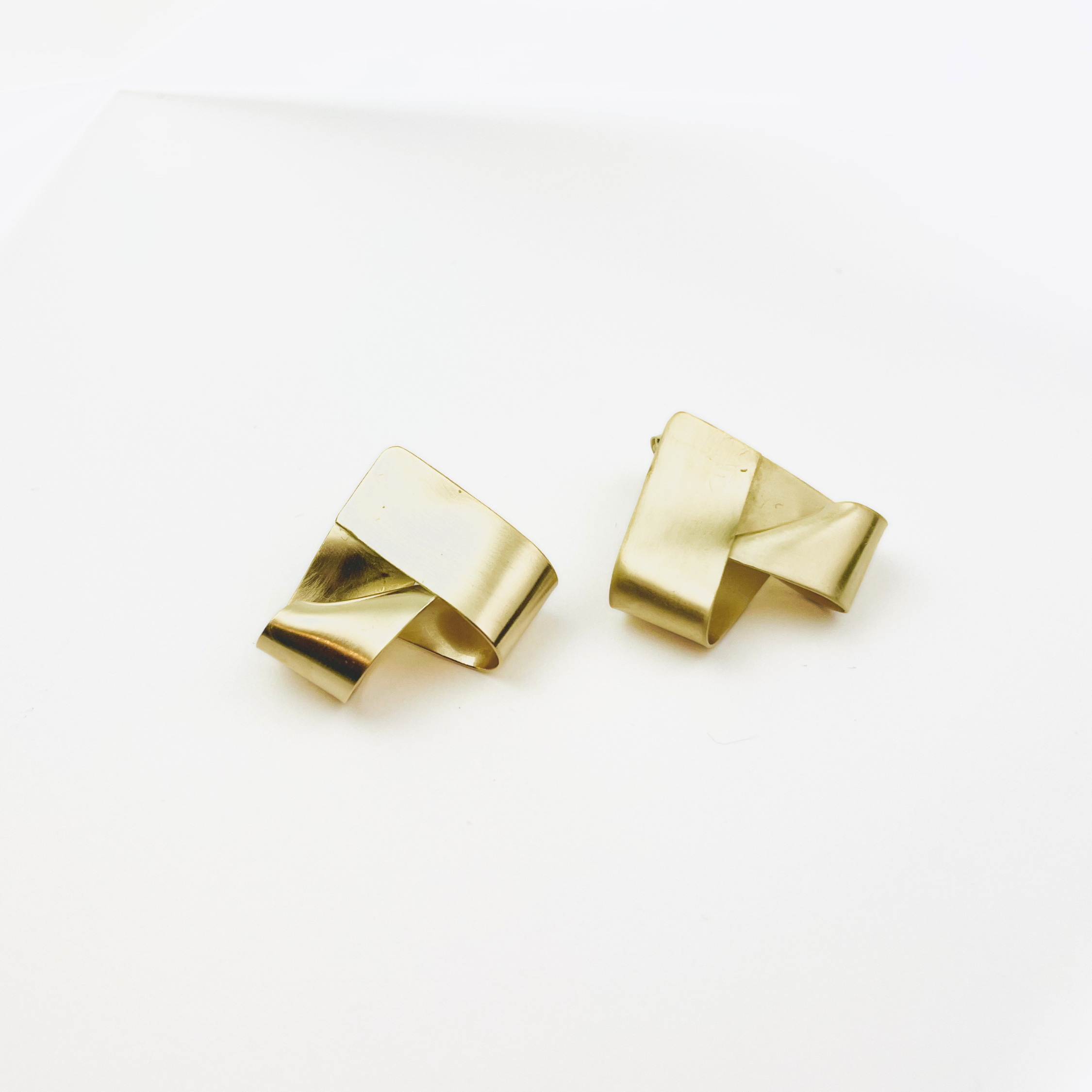 Boucles d’oreilles Mini Distorsion en Argent 925 plaqué Or 3 microns de Louise Vurpas, fabriquées à la main dans un atelier de joaillerie à Lyon.