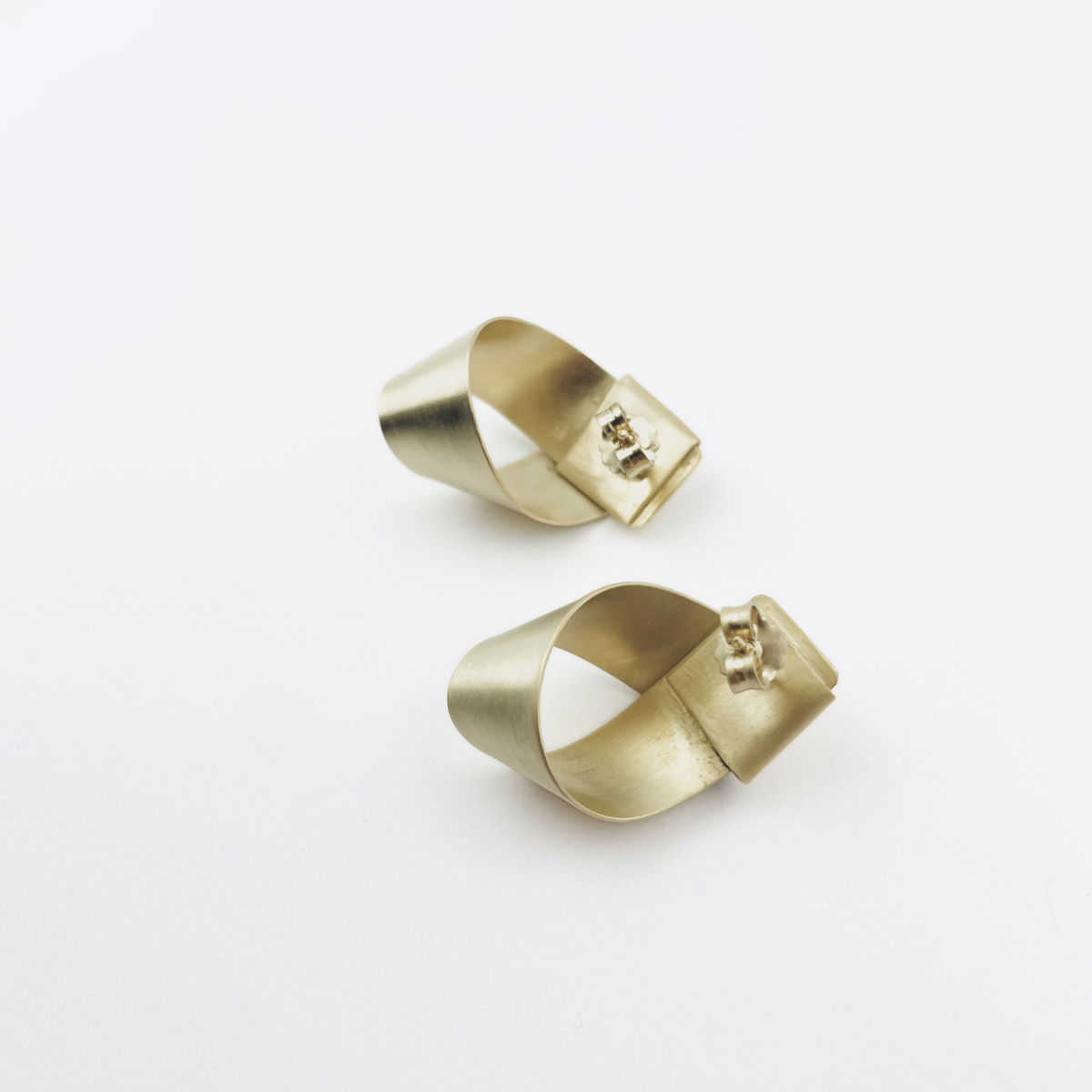 Boucles d’oreilles Spirée Small en Argent 925 plaqué Or 3 microns de Louise Vurpas, fabriquées à la main dans un atelier de joaillerie à Lyon.
