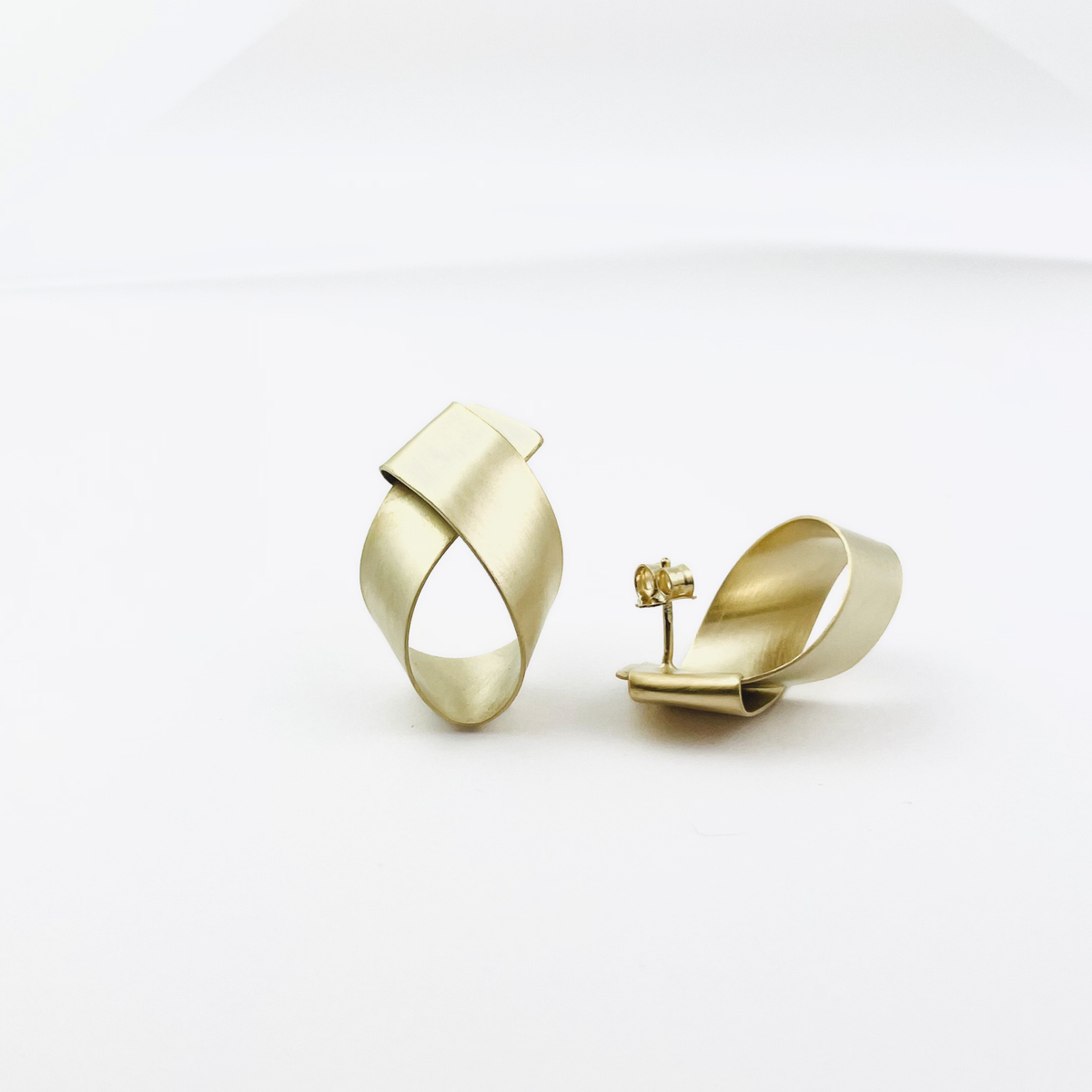 Boucles d’oreilles Spirée Small en Argent 925 plaqué Or 3 microns de Louise Vurpas, fabriquées à la main dans un atelier de joaillerie à Lyon.