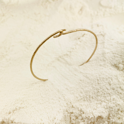 Packshot Bracelet Thin en vermeil par la créatrice Louise Vurpas pour Bijouterie Fine