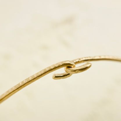 Packshot Bracelet Thin en vermeil par la créatrice Louise Vurpas pour Bijouterie Fine