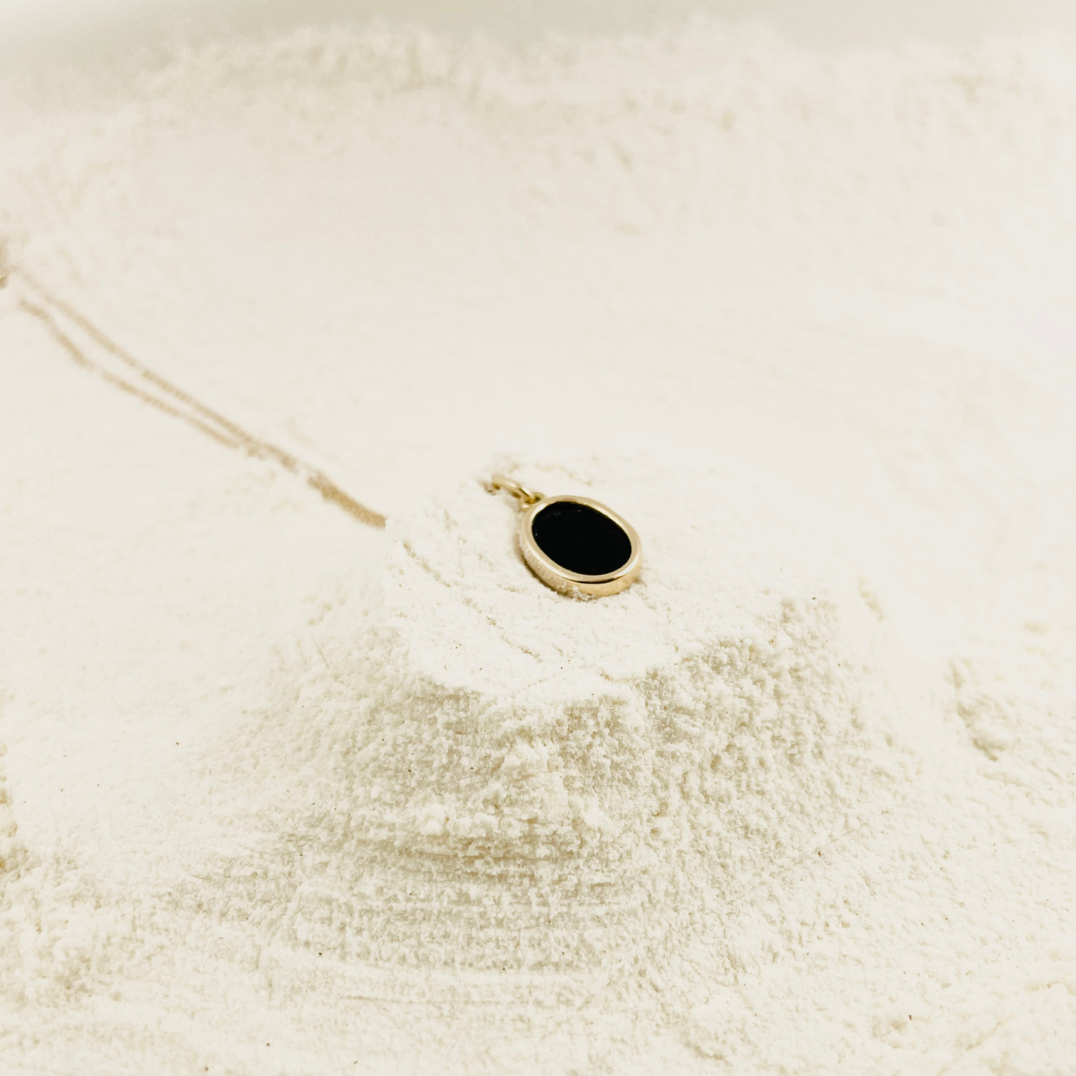 Packshot Collier Aimée en Or 750 par la créatrice Louise Vurpas pour Bijouterie Fine