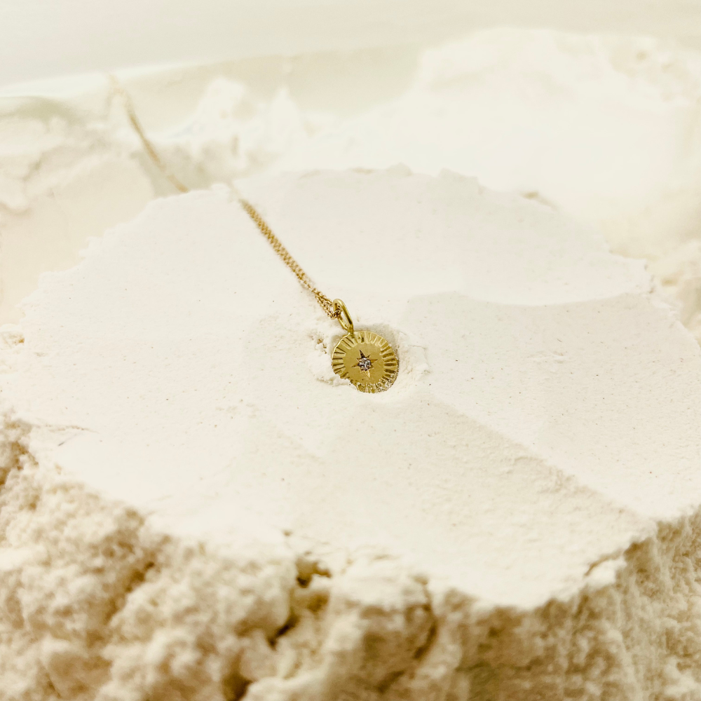 Packshot collier Étoile en Or 750 par la créatrice Louise Vurpas pour Bijouterie Fine