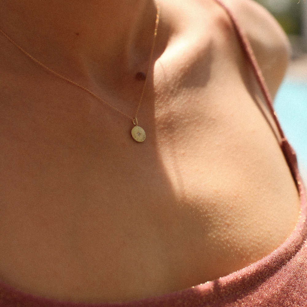 Packshot collier Étoile en Or 750 par la créatrice Louise Vurpas pour Bijouterie Fine
