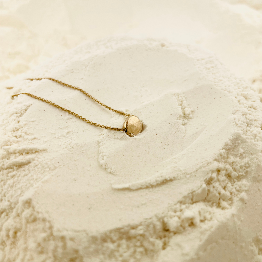 Packshot Collier Granaille en Or 750 par la créatrice Louise Vurpas pour Bijouterie Fine