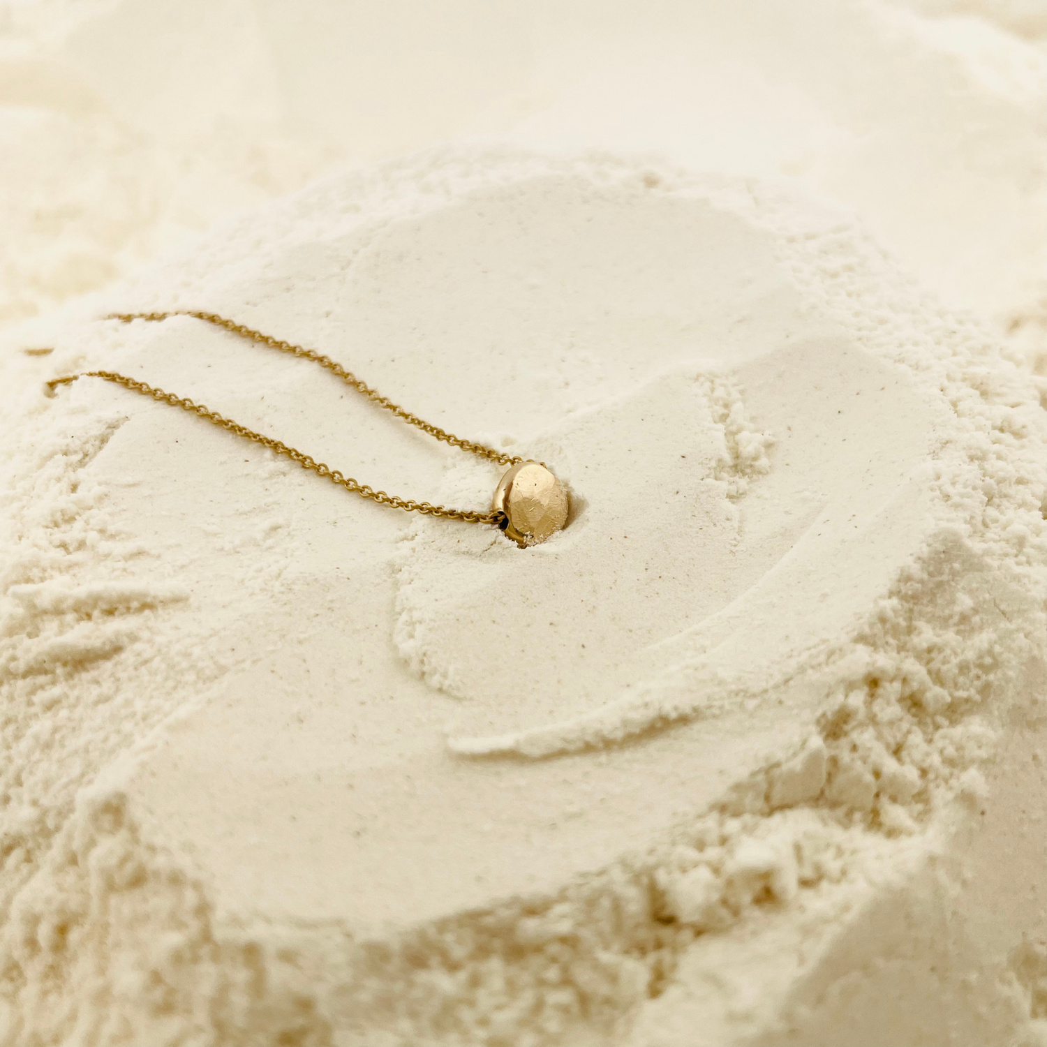 Packshot Collier Granaille en Or 750 par la créatrice Louise Vurpas pour Bijouterie Fine