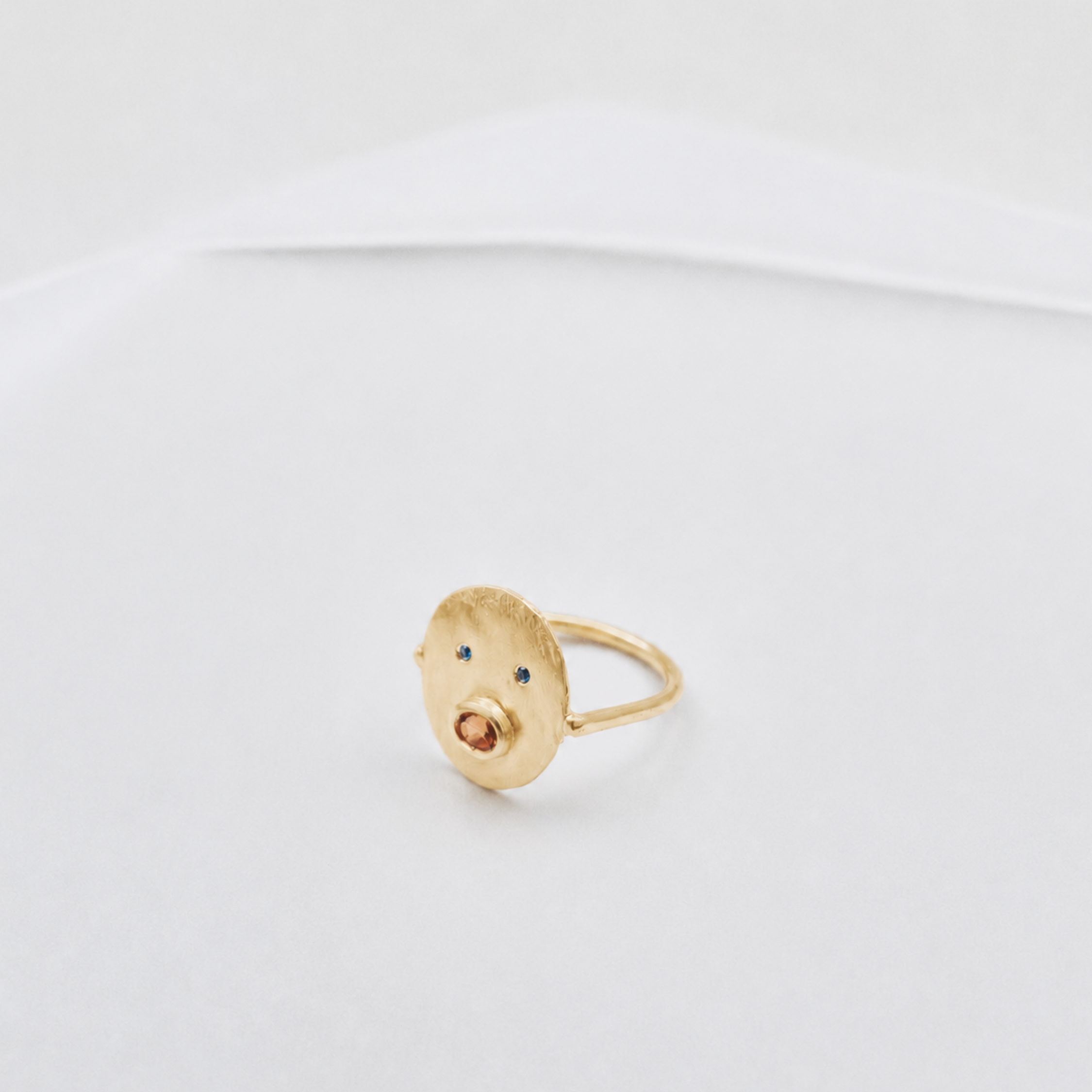Bague Tronche Henri en Vermeil avec saphir orange oval et saphirs bleus fabriquée à la main par Louise Vurpas