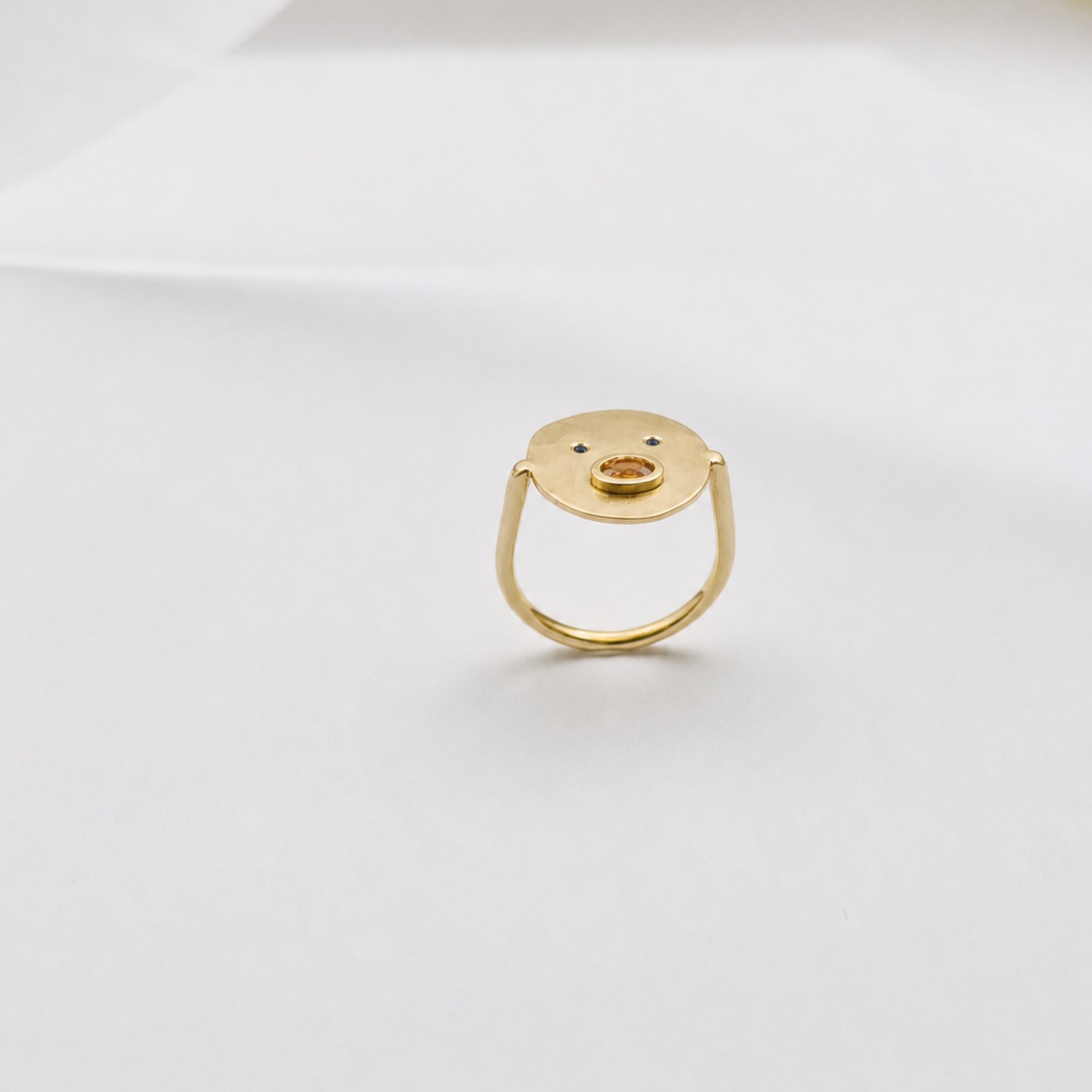 Bague Tronche Henri en Vermeil avec saphir orange oval et saphirs bleus fabriquée à la main par Louise Vurpas