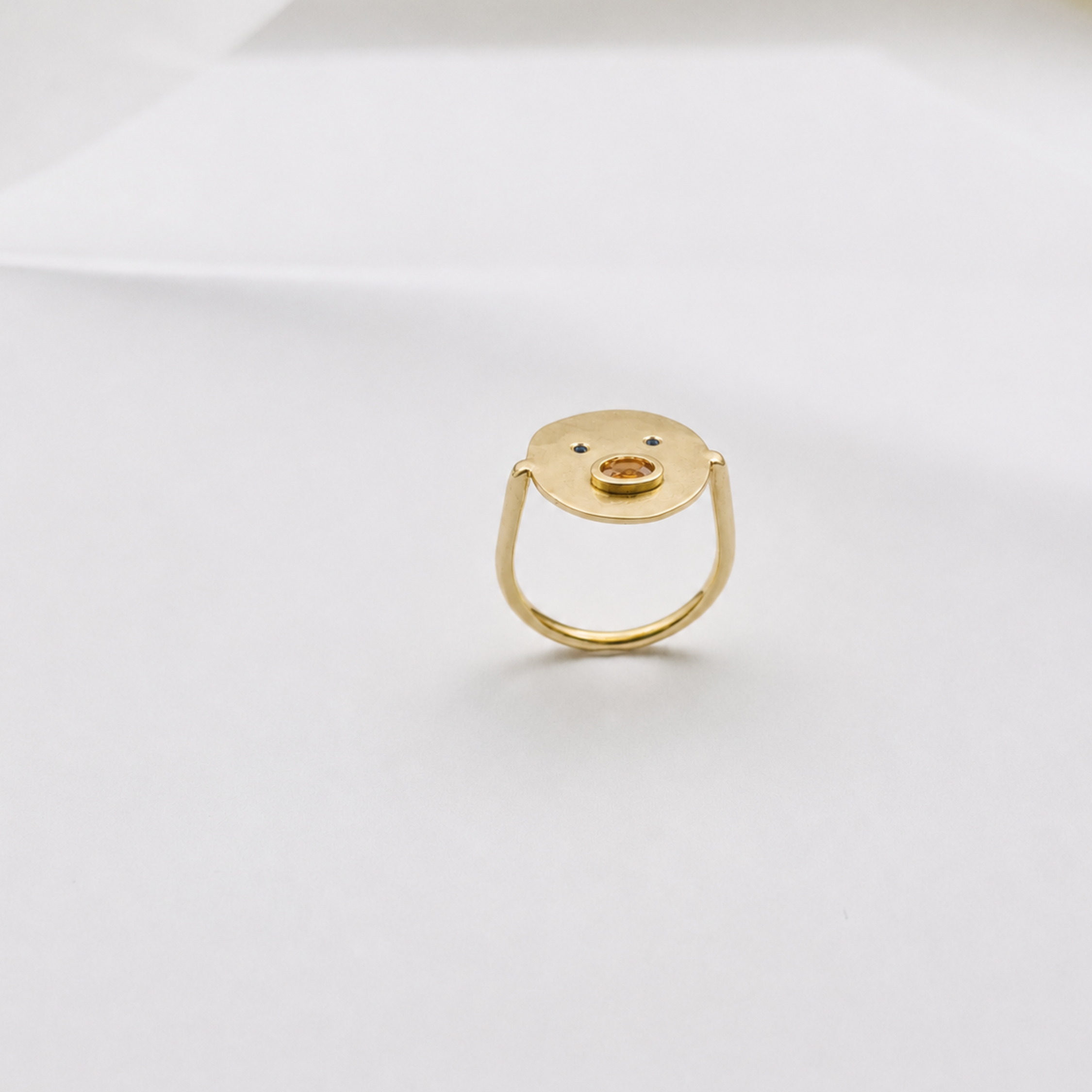 Bague Tronche Henri en Vermeil avec saphir orange oval et saphirs bleus fabriquée à la main par Louise Vurpas