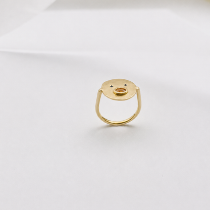 Bague Tronche Henri en Vermeil avec saphir orange oval et saphirs bleus fabriquée à la main par Louise Vurpas