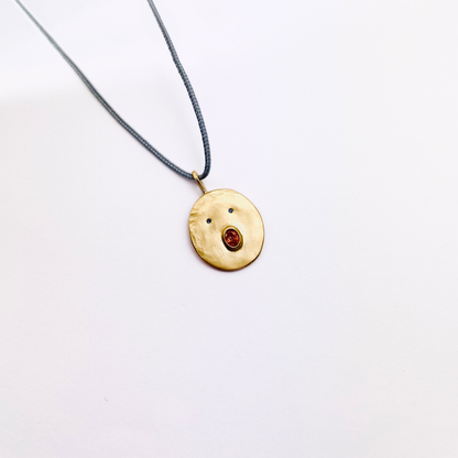 Collier issu de la collection Tronche de la créatrice lyonnaise Louise Vurpas