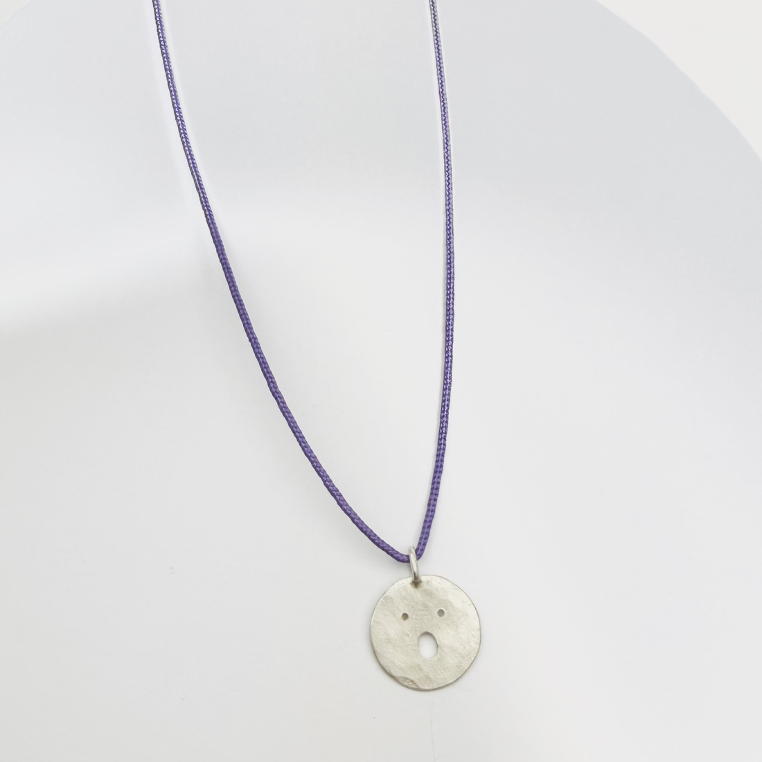 Médaille Tronche Henri en Argent 925 ou Vermeil avec finition mate et martelée fabriquée à la main par Louise Vurpas