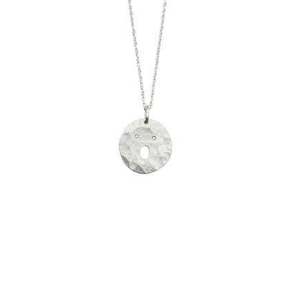 Médaille Tronche Henri en Argent 925 ou Vermeil avec finition mate et martelée fabriquée à la main par Louise Vurpas