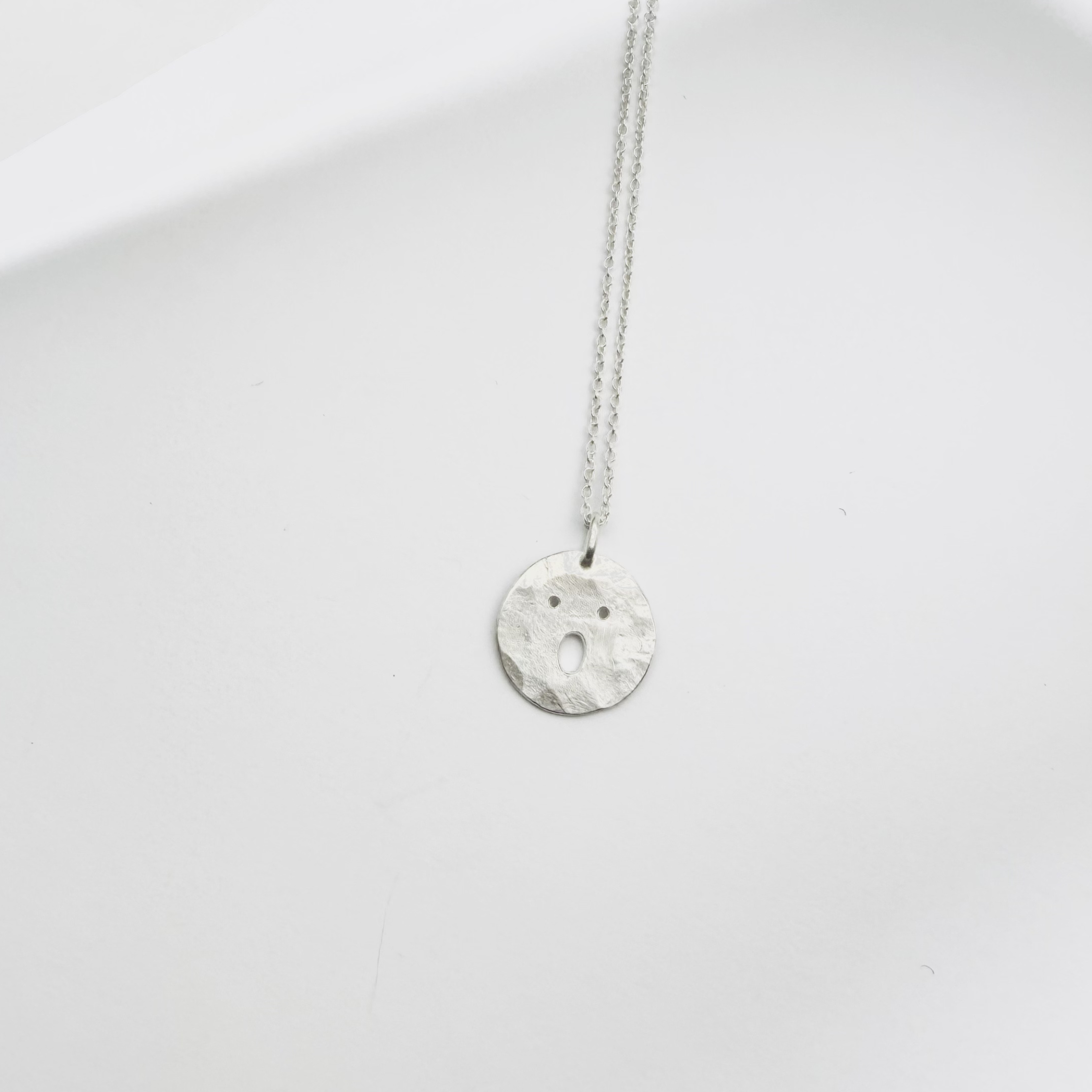 Médaille Tronche Henri en Argent 925 ou Vermeil avec finition mate et martelée fabriquée à la main par Louise Vurpas