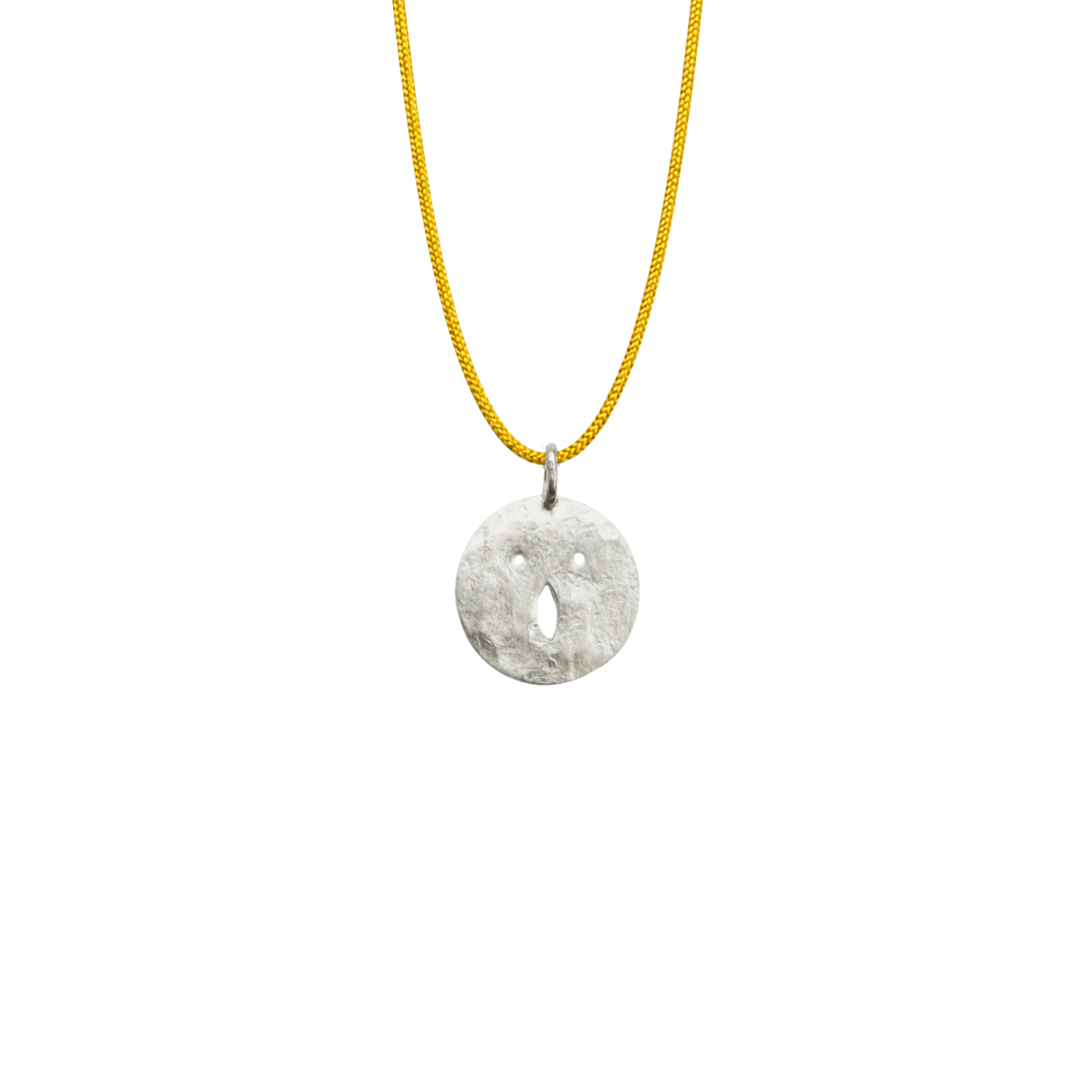 Médaille Tronche Louise en Argent 925 ou Vermeil avec finition mate et martelée fabriquée à la main par Louise Vurpas