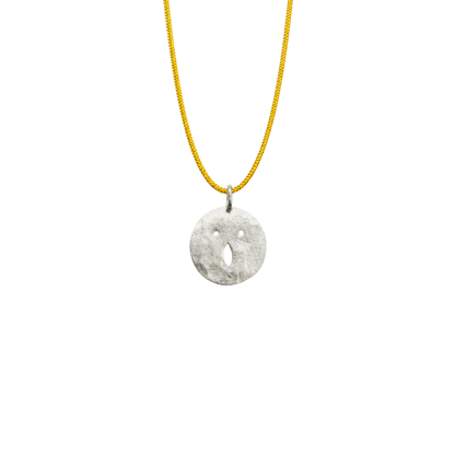 Médaille Tronche Louise en Argent 925 ou Vermeil avec finition mate et martelée fabriquée à la main par Louise Vurpas
