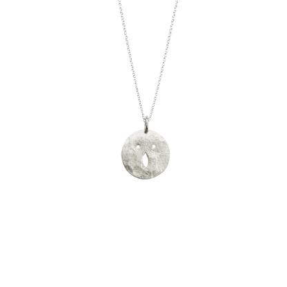 Médaille Tronche Louise en Argent 925 ou Vermeil avec finition mate et martelée fabriquée à la main par Louise Vurpas