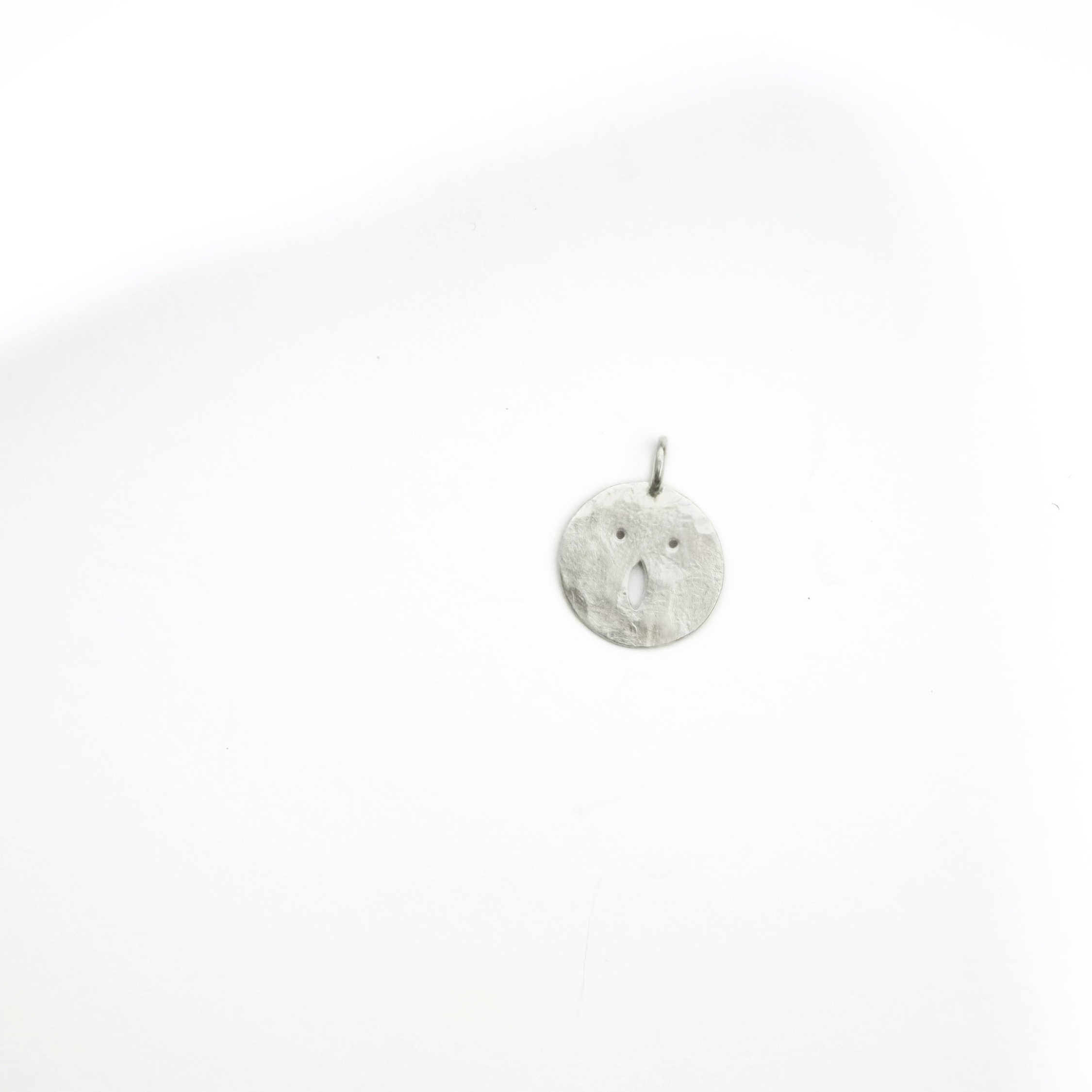 Médaille Tronche Louise en Argent 925 ou Vermeil avec finition mate et martelée fabriquée à la main par Louise Vurpas