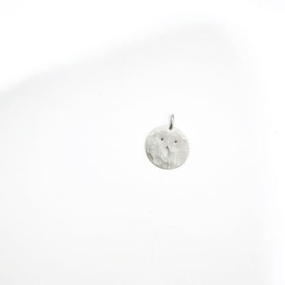 Médaille Tronche Louise en Argent 925 ou Vermeil avec finition mate et martelée fabriquée à la main par Louise Vurpas