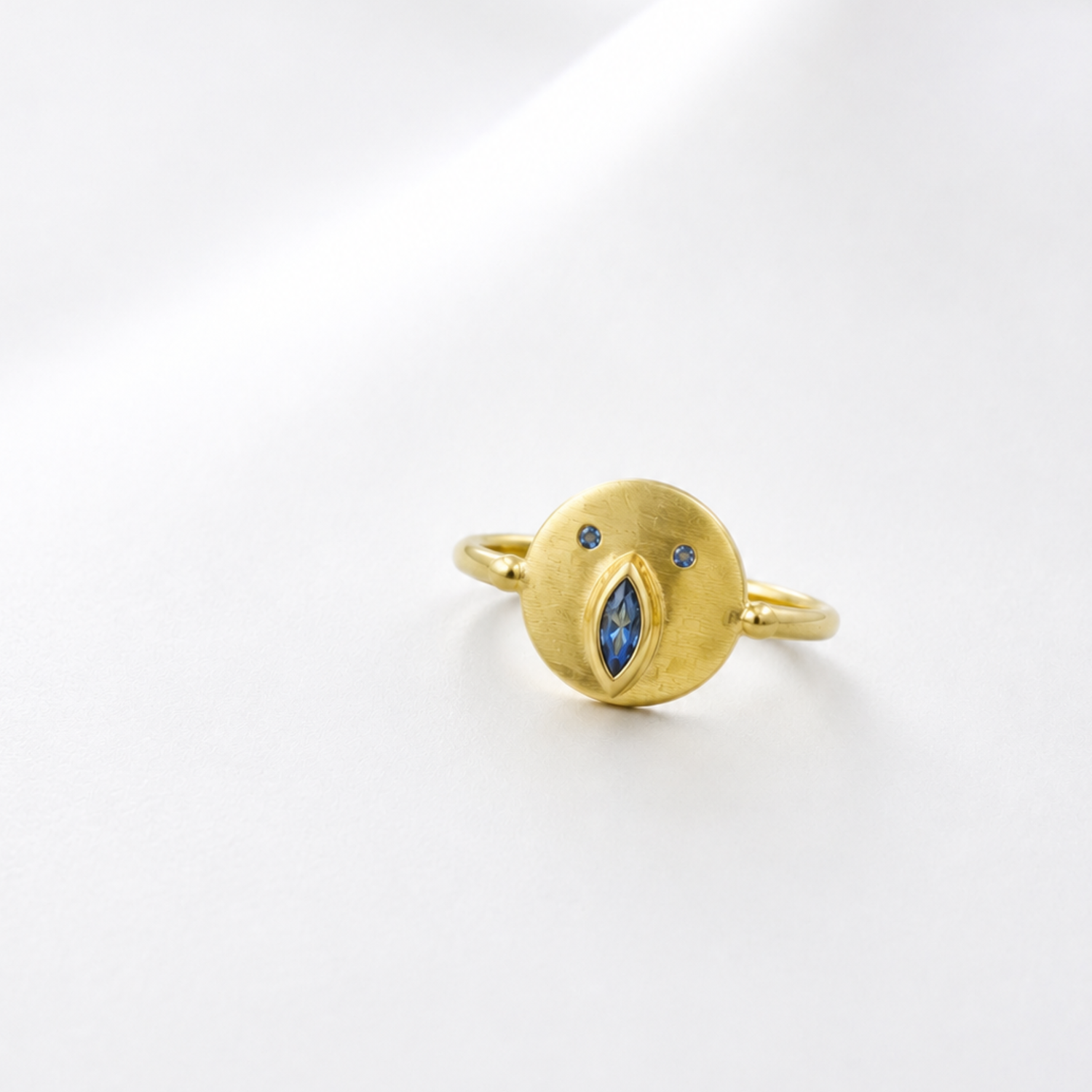 Bague Tronche Louise en Vermeil, son Saphir Bleu pour la bouche, et Saphirs bleus pour les yeux