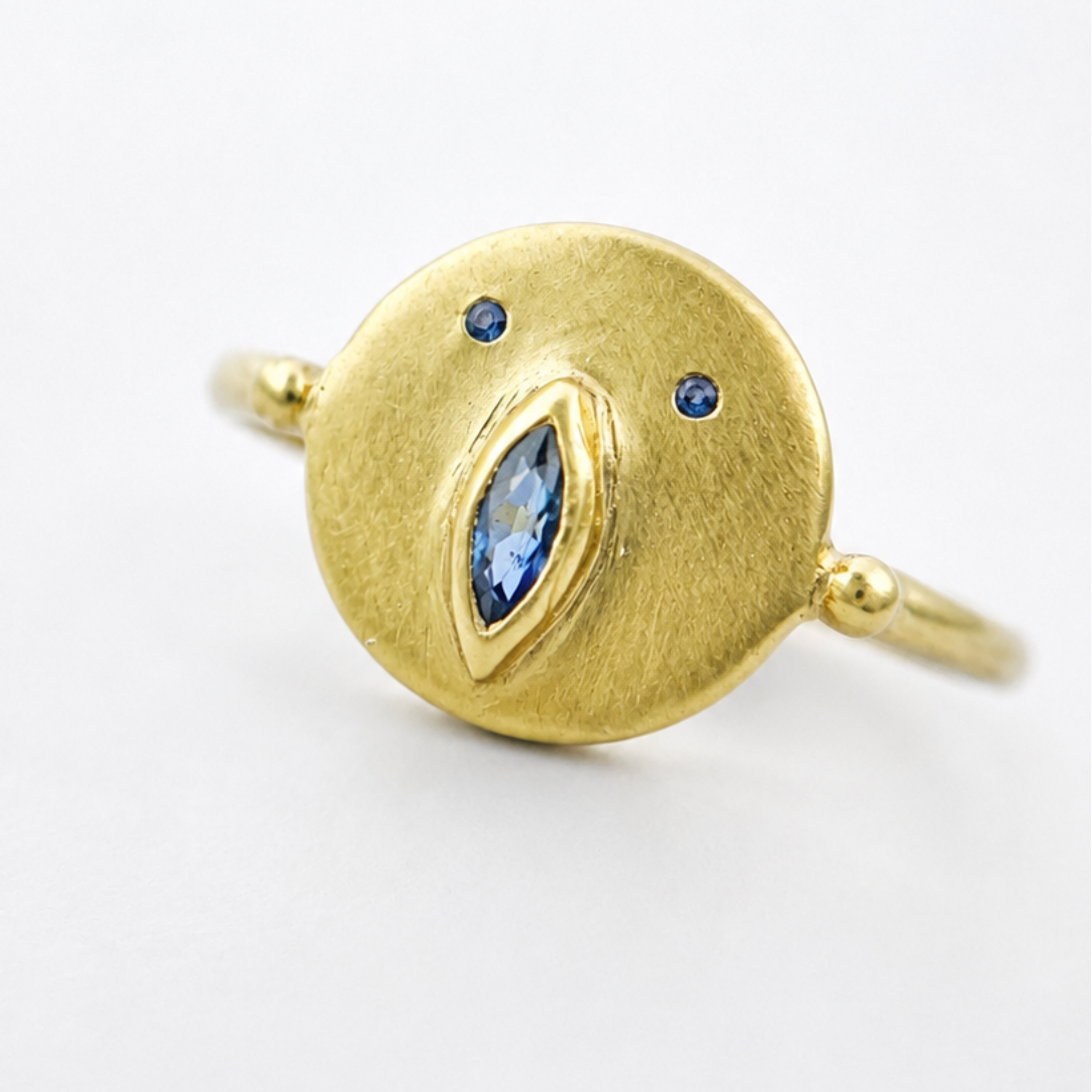 Bague Tronche Louise en Vermeil, son Saphir Bleu pour la bouche, et Saphirs bleus pour les yeux