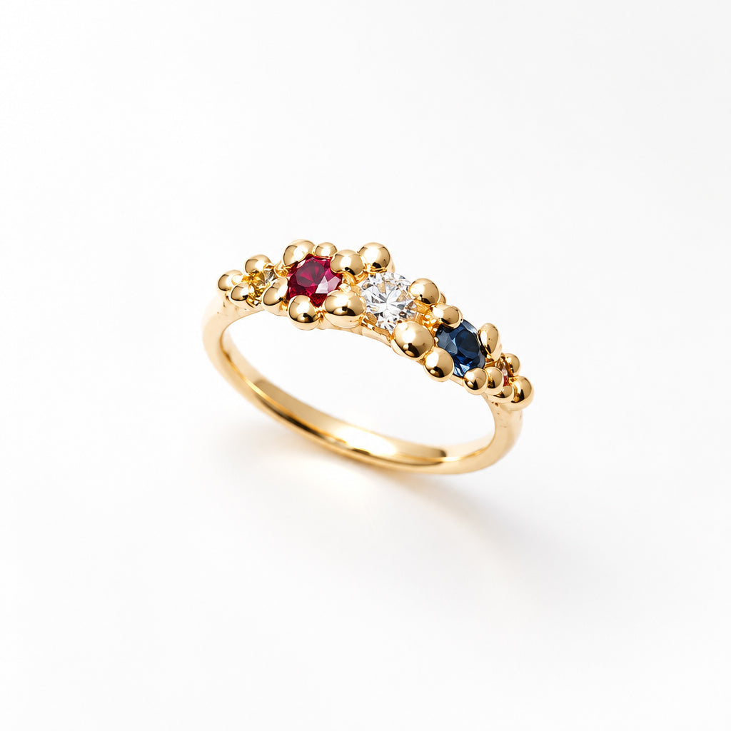 Bague sur mesure en or et pierre précieuse, vue de trois quarts