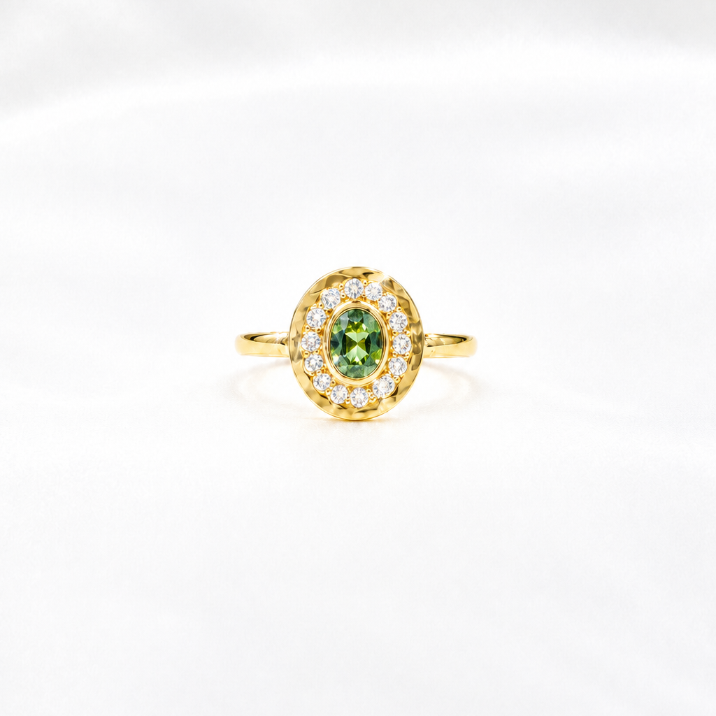 Détail de la pierre précieuse sertie sur une bague en or réalisée sur mesure