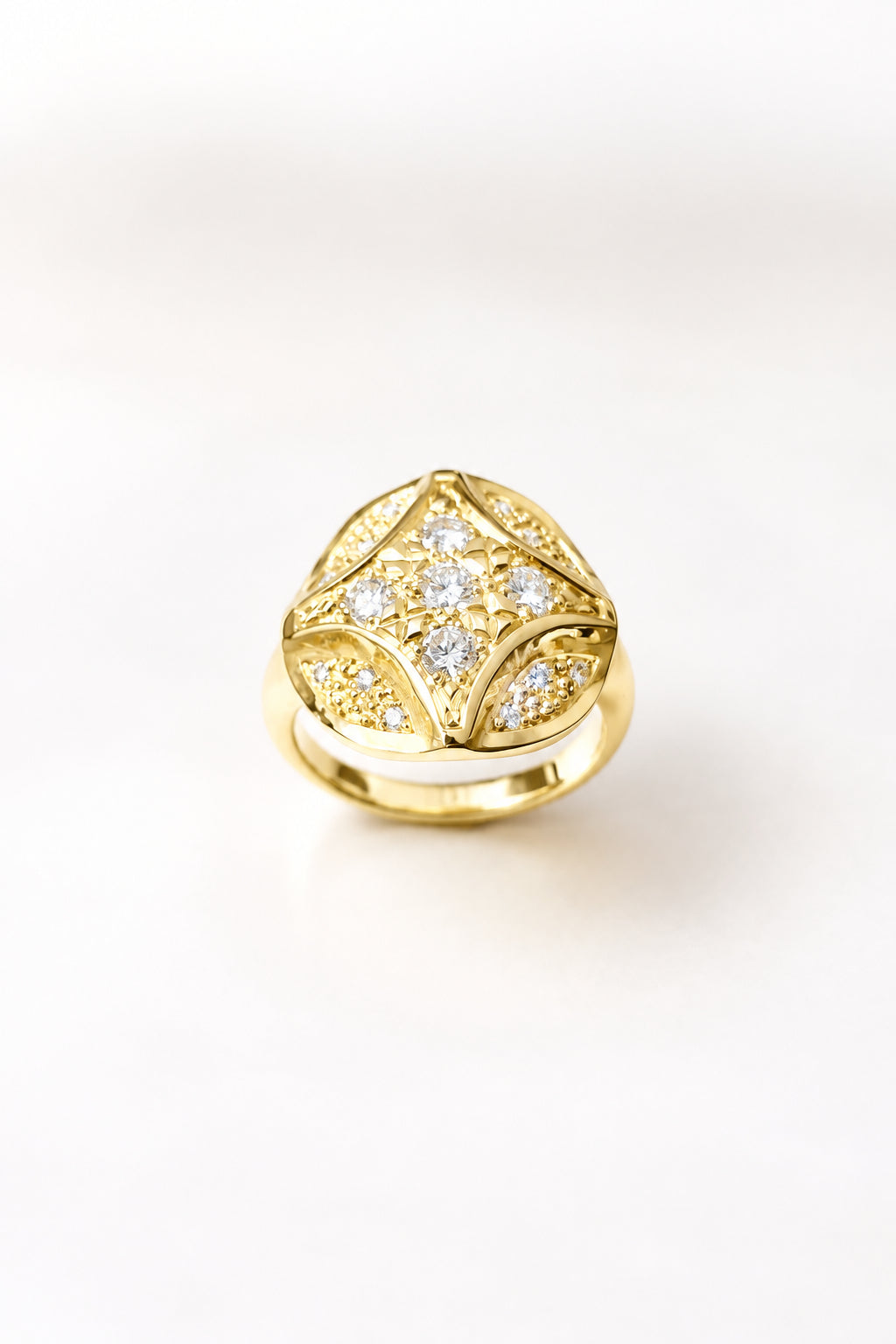 Bague sur mesure en or et pierre précieuse portée à la main