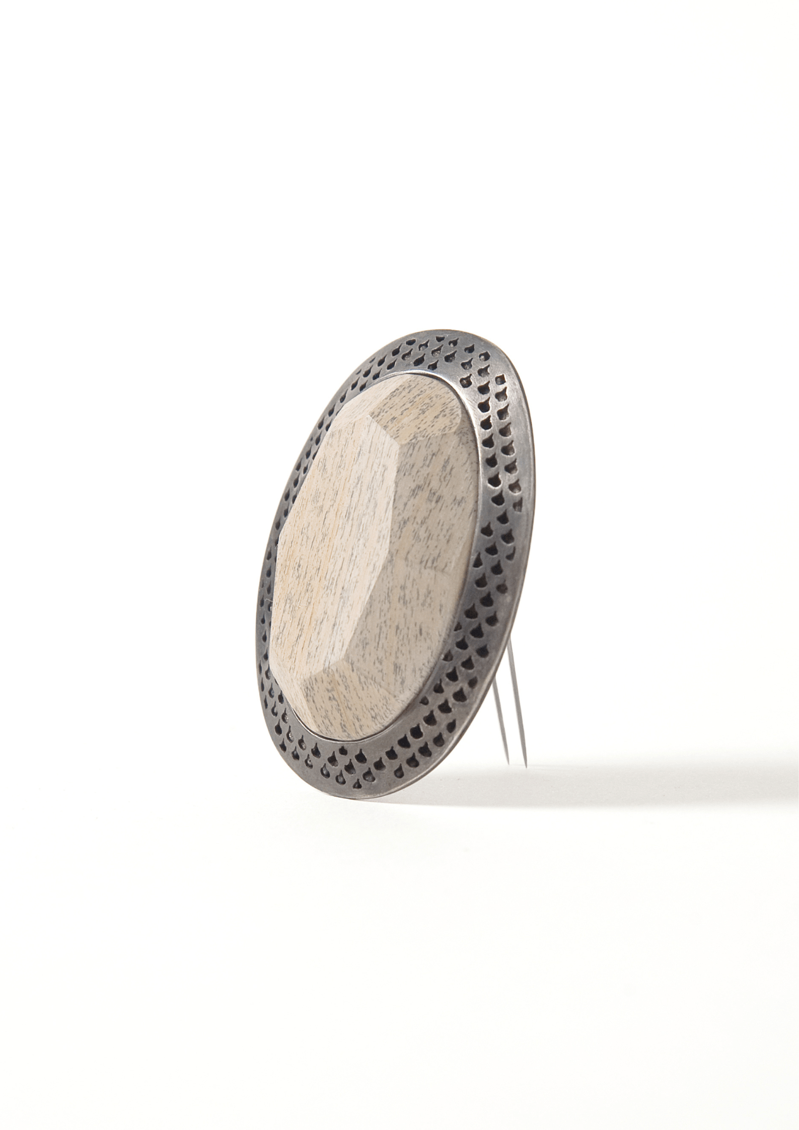 Photo d'une broche issue de la collection Papier, que Louise Vurpas a conçu pour une exposition. Bijouterie-joaillerie sur-mesure