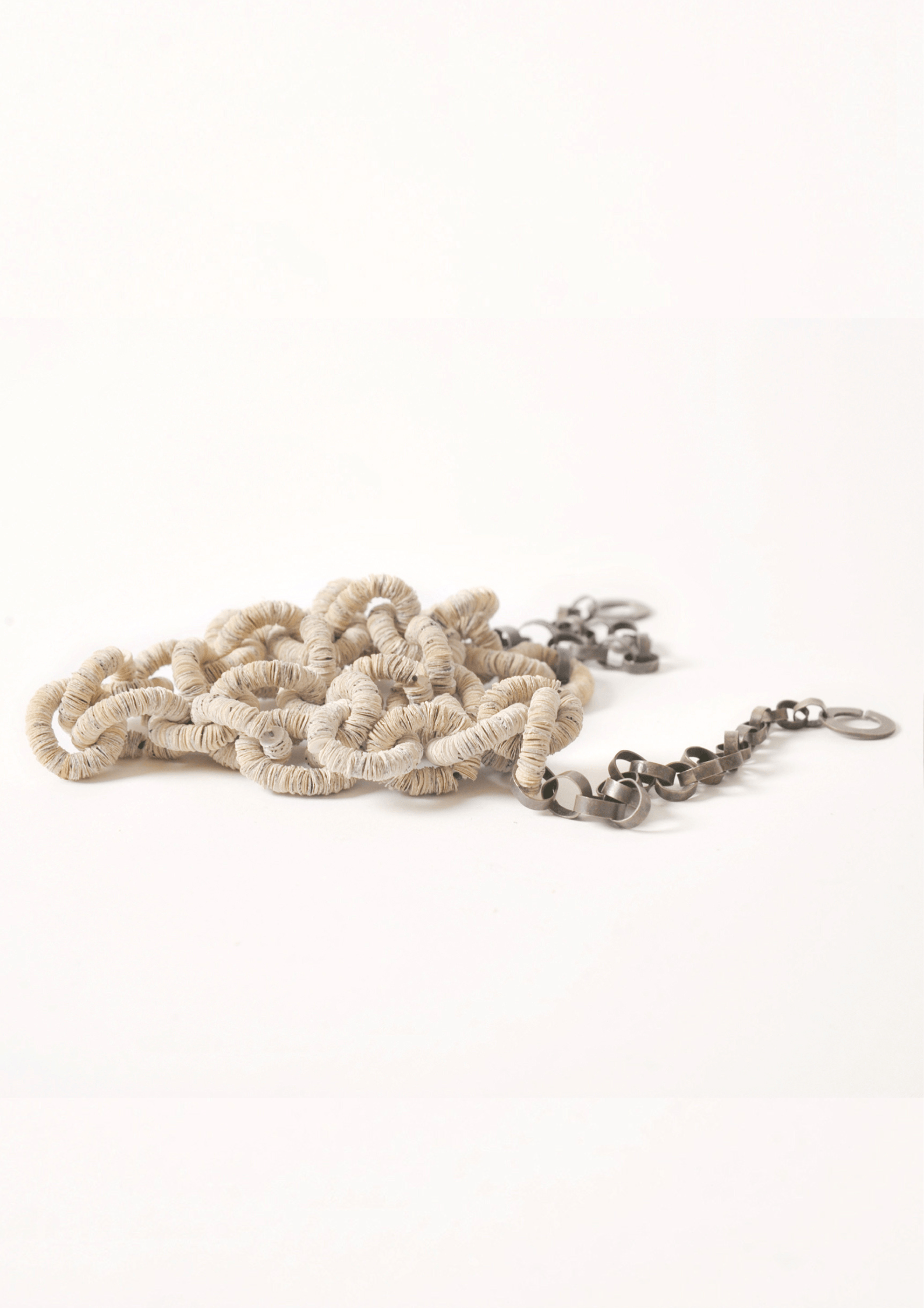 Photo d'un collier issu de la collection Papier, que Louise Vurpas a conçu pour une exposition. Bijouterie-joaillerie sur-mesure