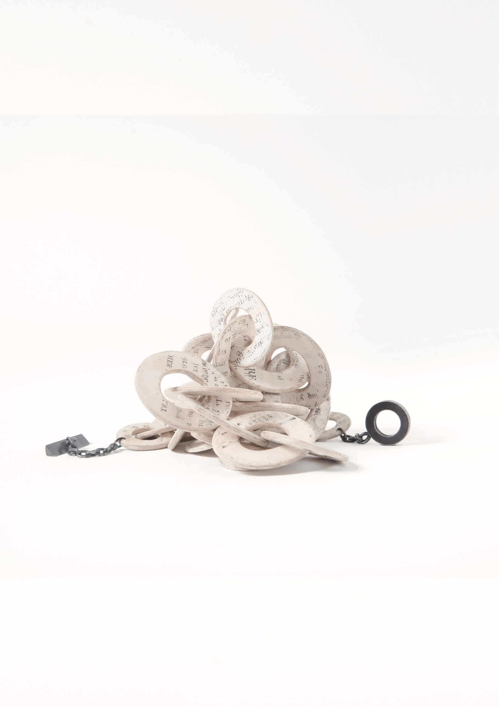 Photo d'une gourmette issue de la collection Papier, que Louise Vurpas a conçu pour une exposition. Bijouterie-joaillerie sur-mesure