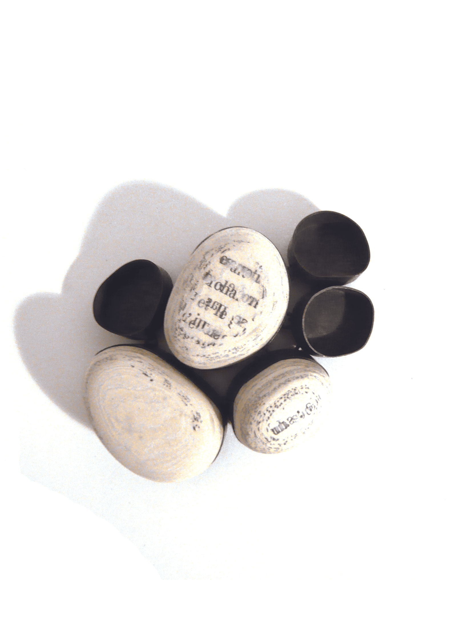 Photo d'un collier issu de la collection Papier, que Louise Vurpas a conçu pour une exposition. Bijouterie-joaillerie sur-mesure