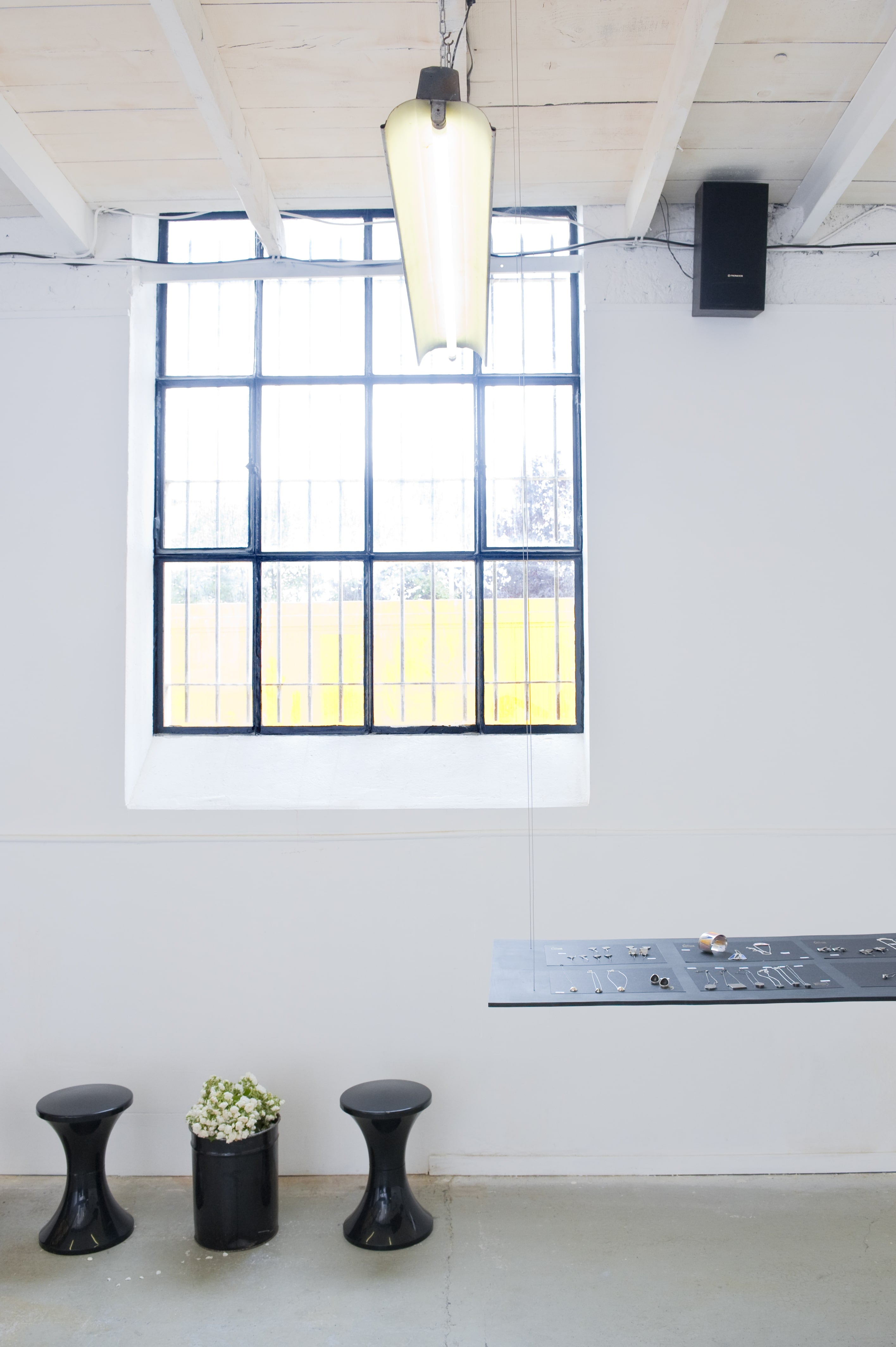 Photo de l'intérieur du studio Cyclorama pour une exposition dédiée aux bijoux de la créatrice Louise Vurpas. Bijouterie-joaillerie sur-mesure
