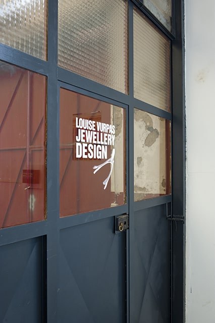 Photo de l'entrée du studio Cyclorama lors d'une exposition dédiée aux bijoux de la créatrice Louise Vurpas. Bijouterie-joaillerie sur-mesure