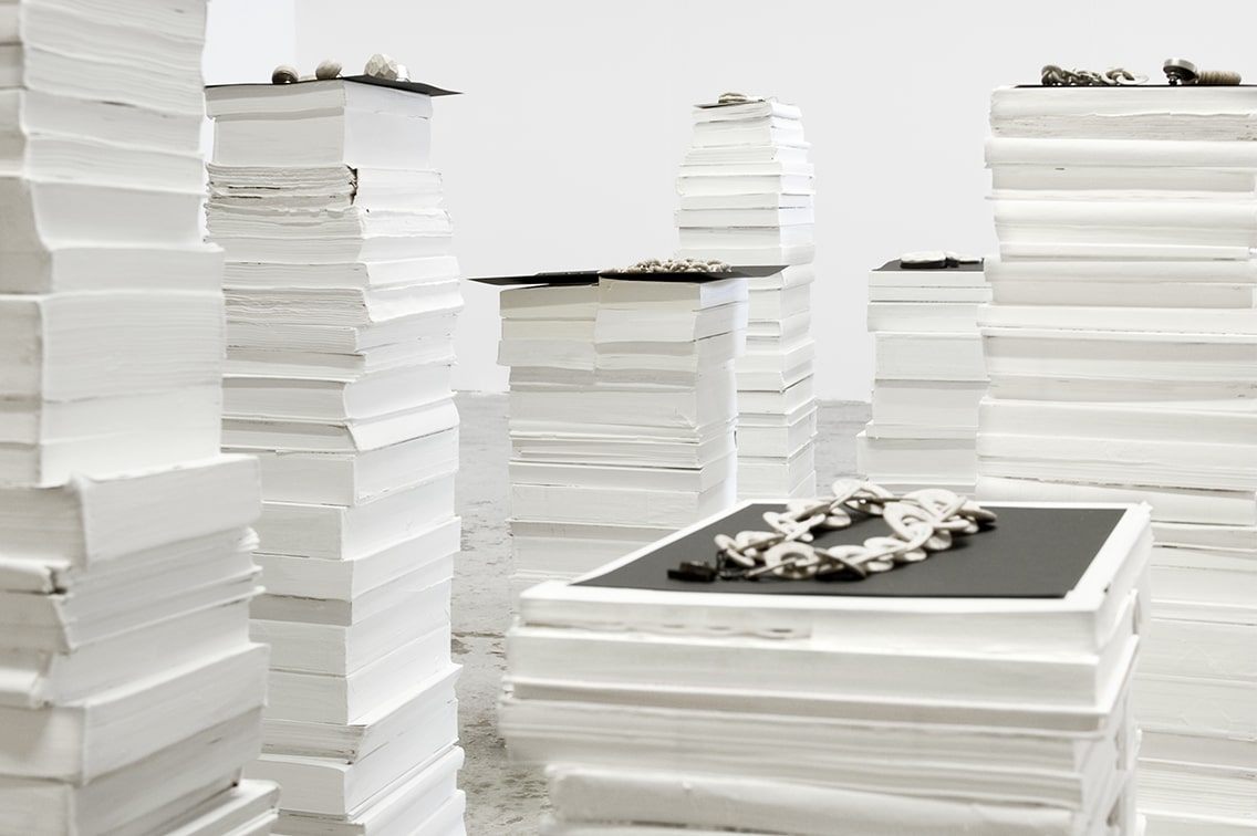 Photo du setup au sein du studio Cyclorama pour une exposition dédiée aux bijoux de la créatrice Louise Vurpas. Bijouterie-joaillerie sur-mesure
