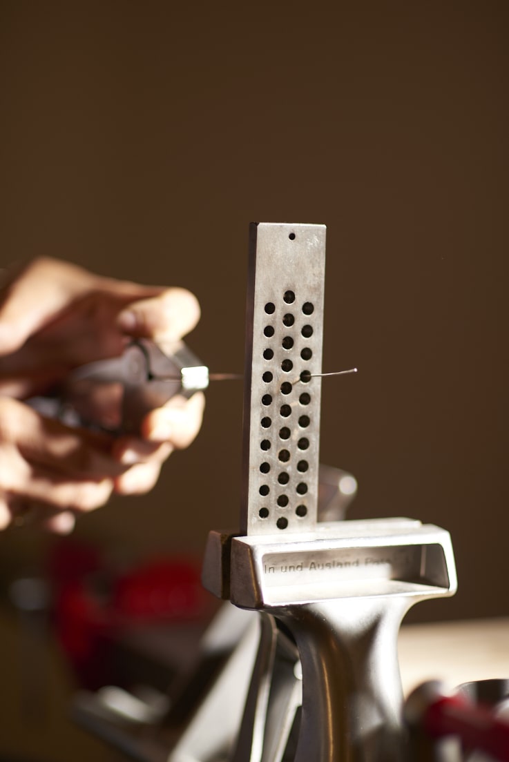 Photo de la créatrice de bijoux Louise Vurpas en train d'utiliser une filière. Bijouterie-joaillerie sur-mesure et petite série