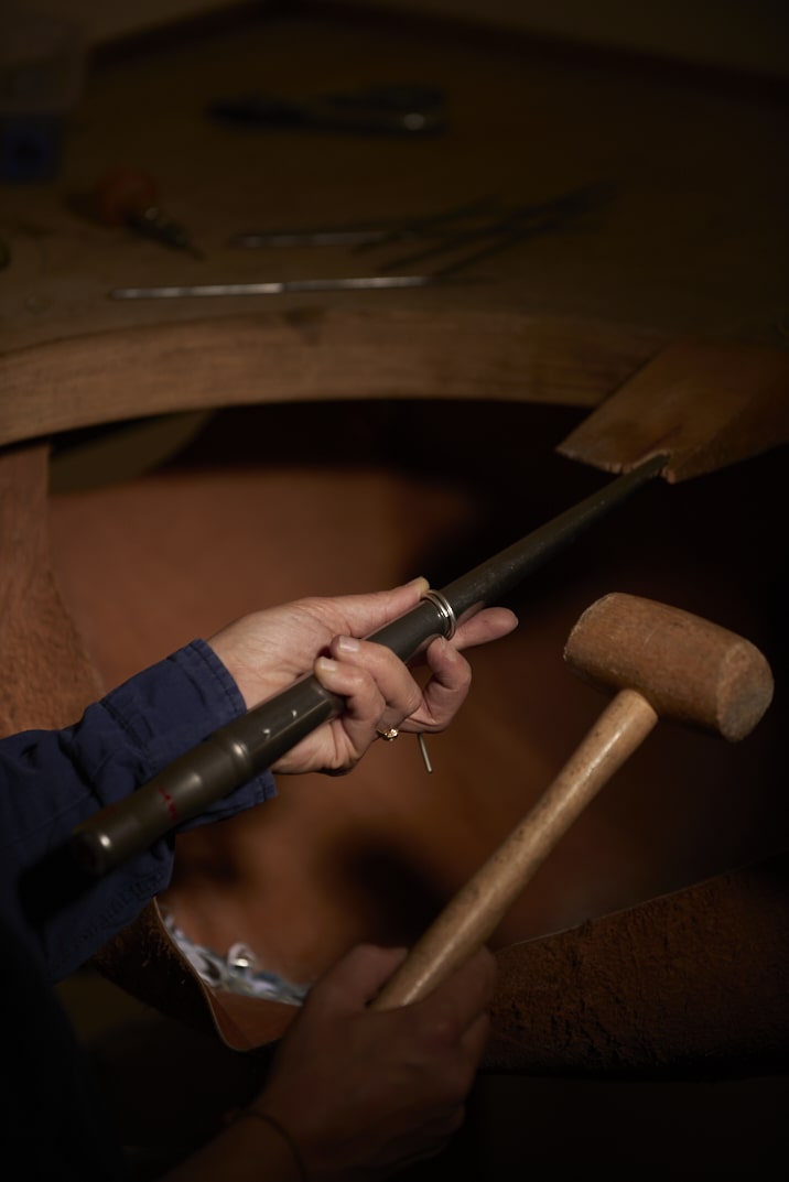 Photo de la créatrice de bijoux Louise Vurpas en train de travailler. Bijouterie-joaillerie sur-mesure et petite série