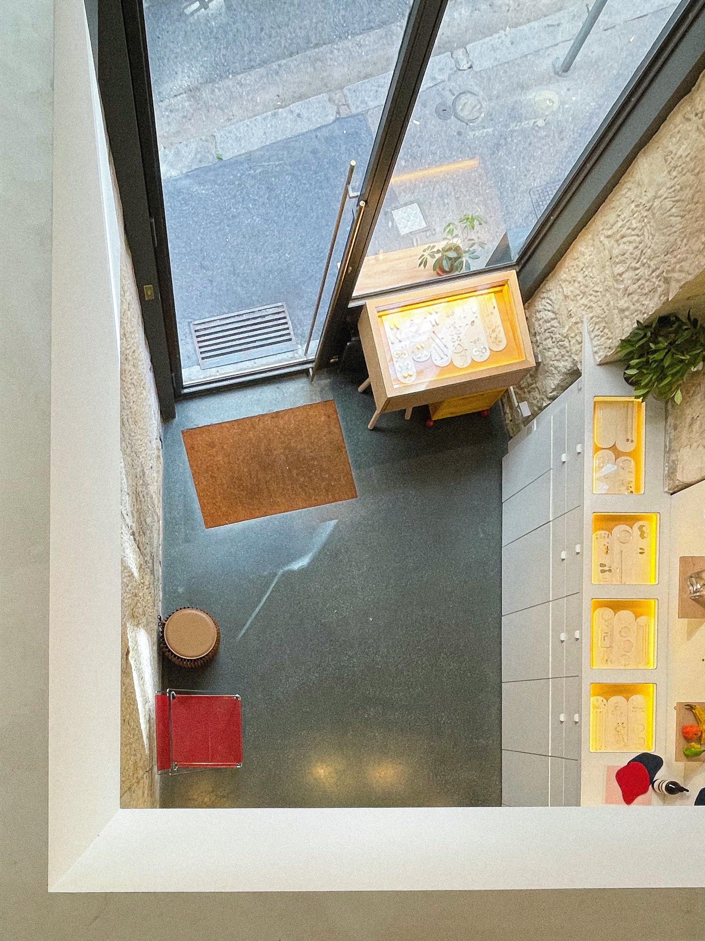 Photo prise de l'étage de l'atelier-boutique du 5, rue Chavanne à Lyon de la créatrice de bijoux Louise Vurpas. Bijouterie-joaillerie sur-mesure et petite série