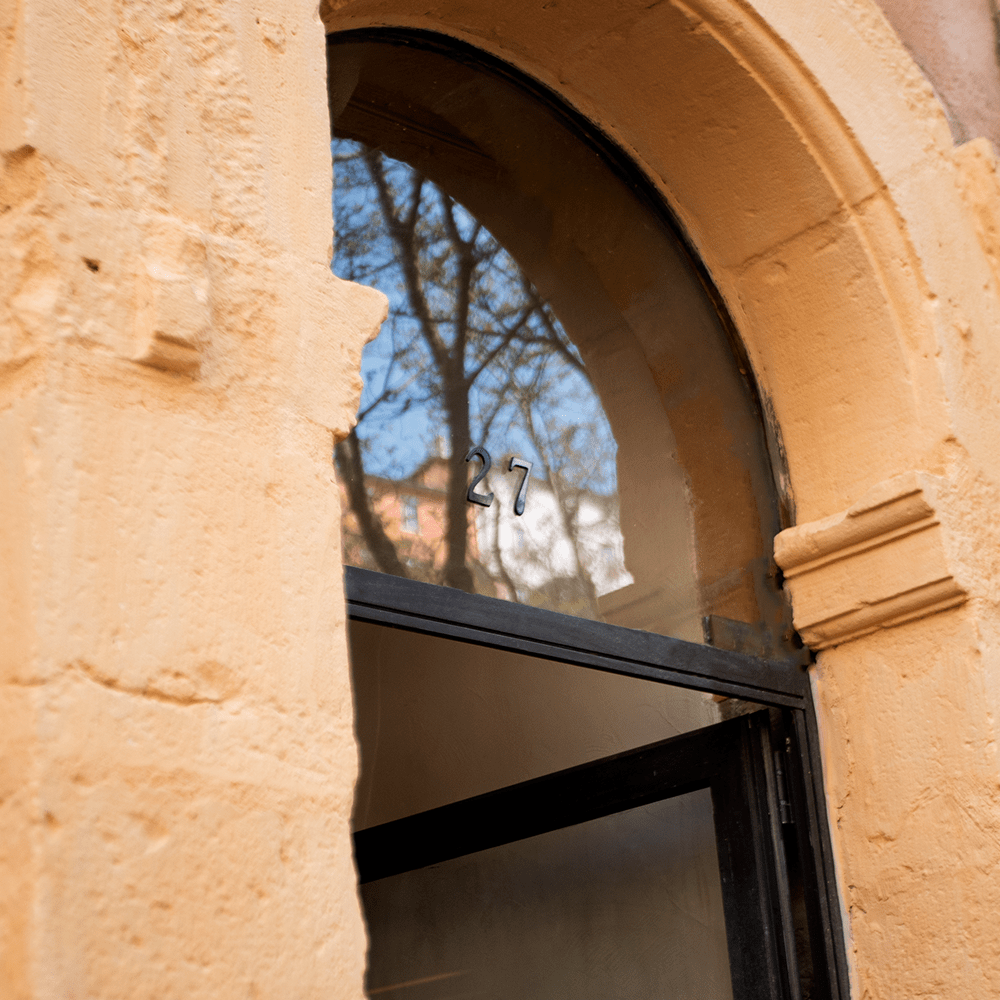 Photo de la porte d'entrée du bureau de la marque Bijouterie Fine de la créatrice de bijoux Louise Vurpas au 27, rue Saint-Georges à Lyon. Bijouterie-joaillerie sur-mesure et petite série
