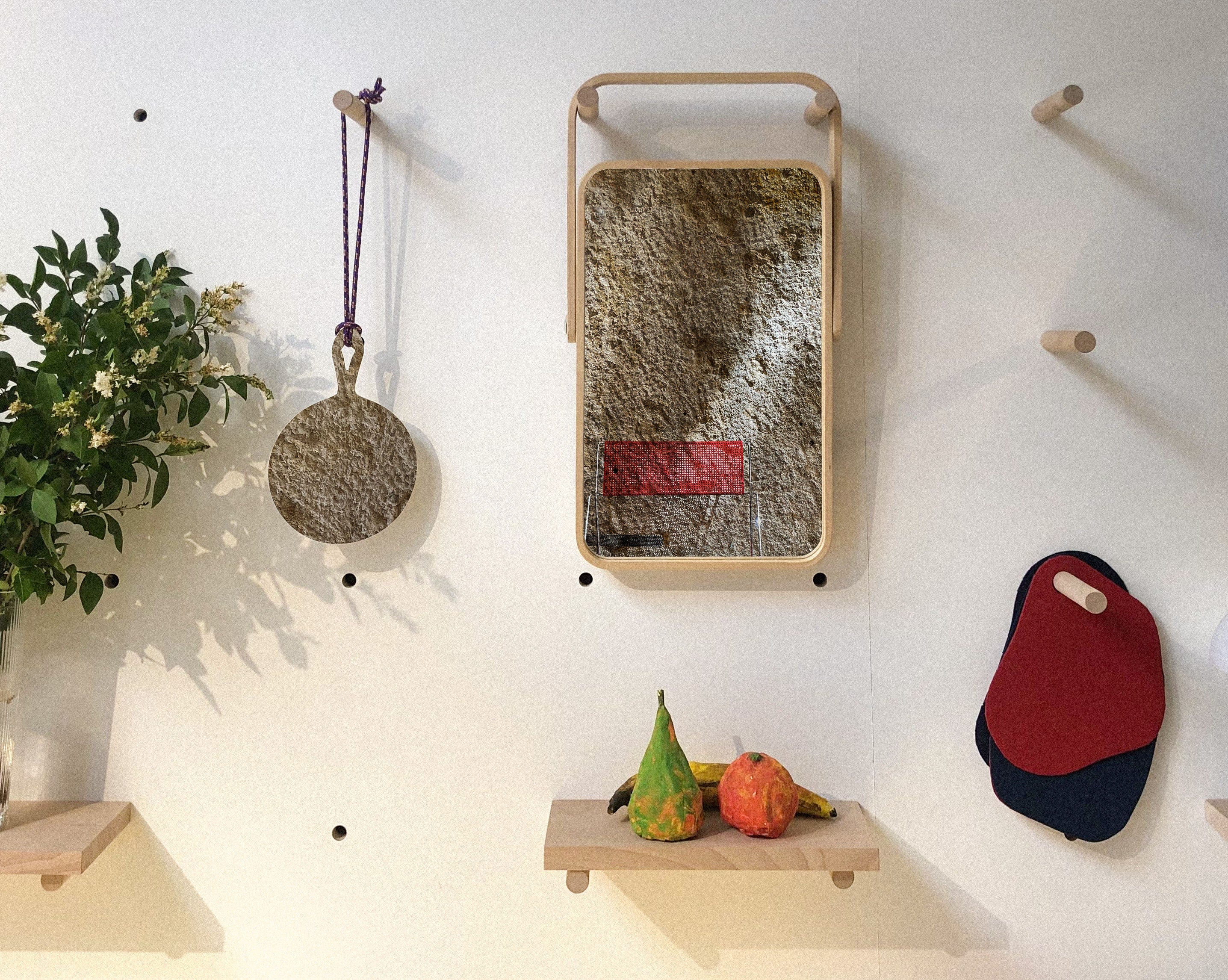 Belle photo de l'intérieur de l'atelier-boutique du 5, rue Chavanne à Lyon de la créatrice de bijoux Louise Vurpas. Bijouterie-joaillerie sur-mesure et petite série