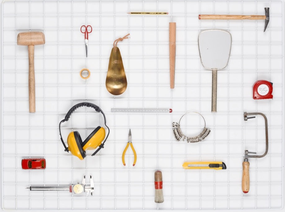 On voit une sélection des bijoux de Louise Vurpas, qu'elle utilise pour fabriquer des bijoux. Bijouterie, joaillerie, sur-mesure.