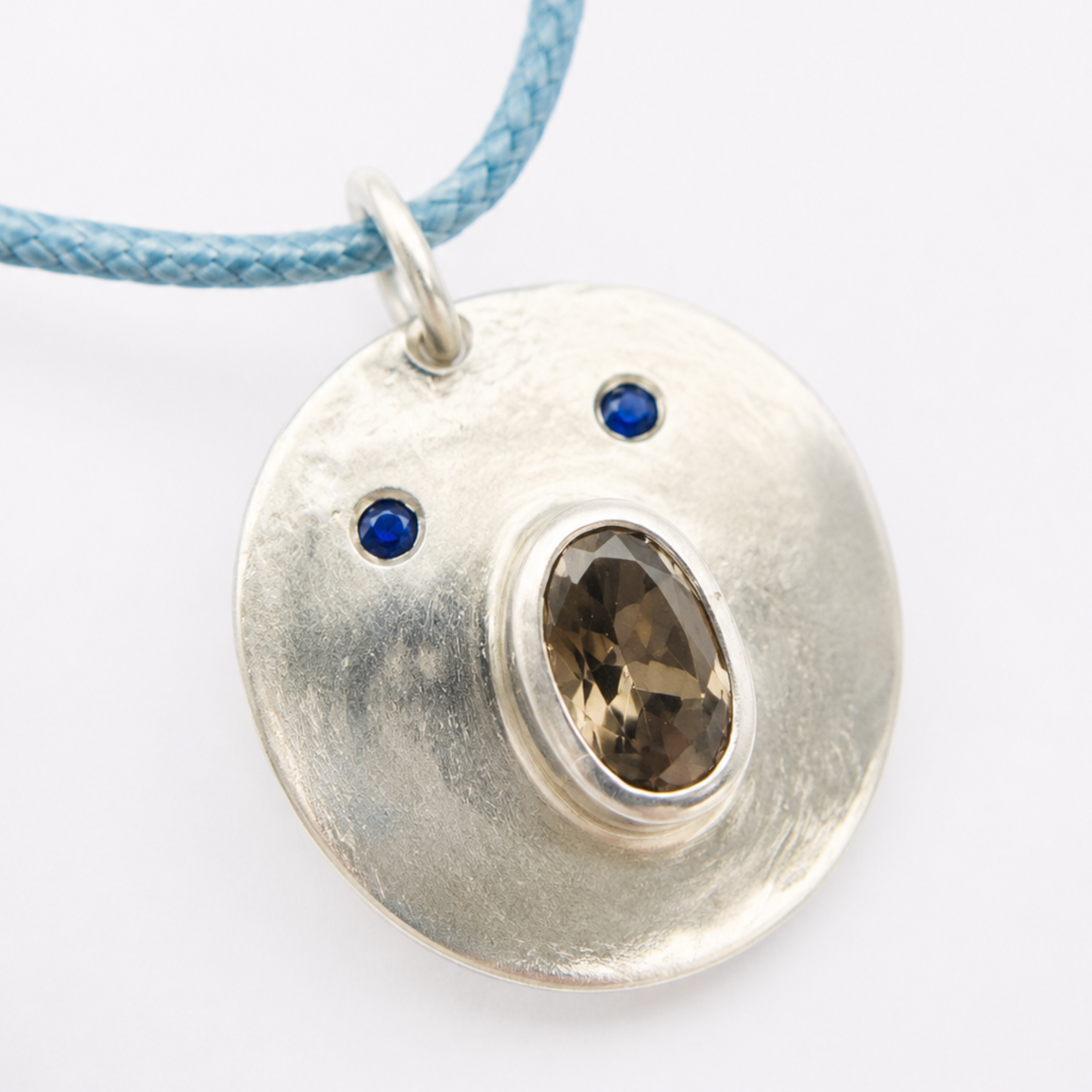 Pendentif Tronche Henri en Argent et saphir fumé ovale