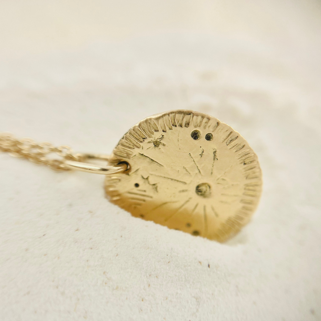 Packshot medaille Helios en Or 750 par la créatrice Louise Vurpas pour Bijouterie Fine