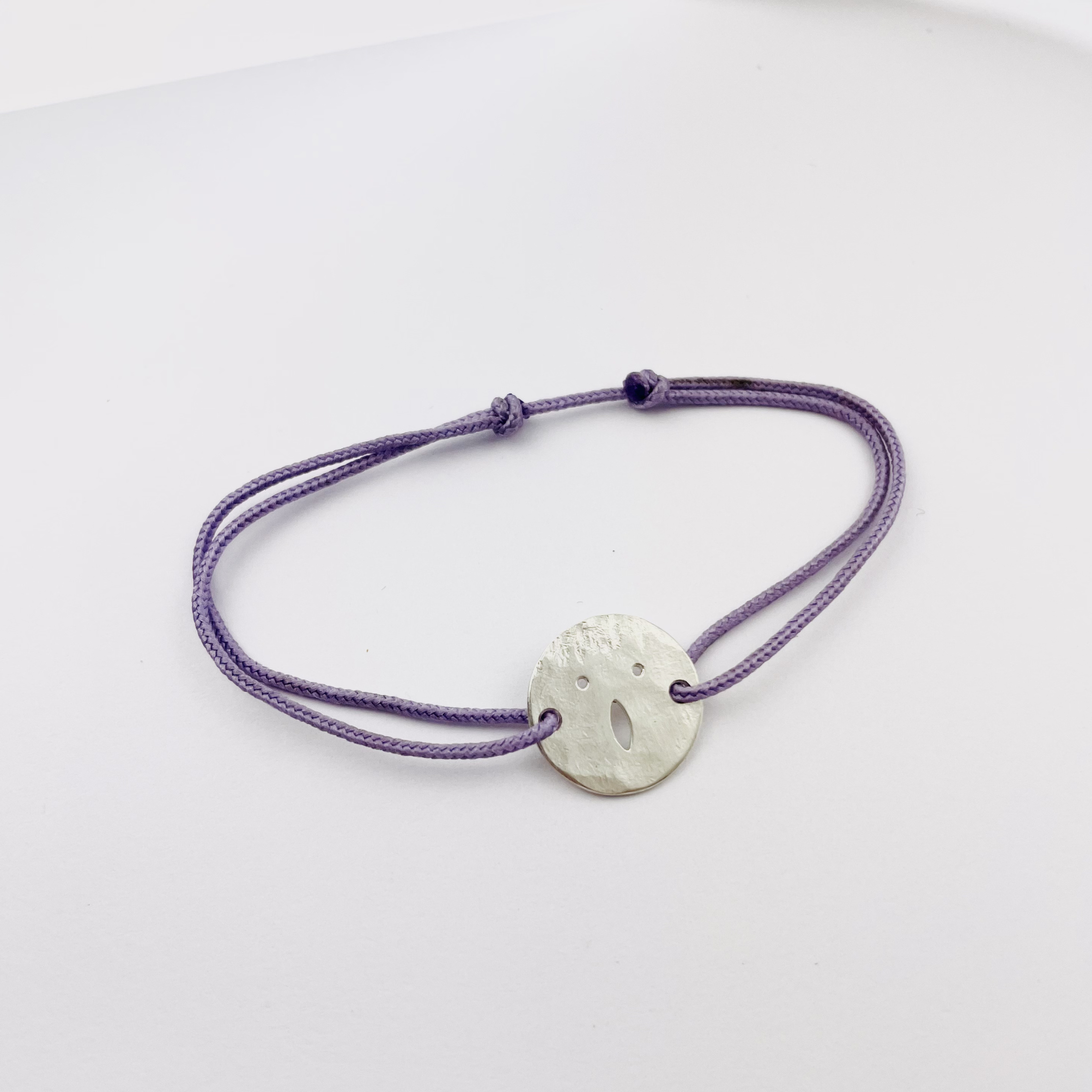 Médaille Tronche Louise en Argent 925 ou Vermeil avec finition mate et martelée fabriquée à la main par Louise Vurpas