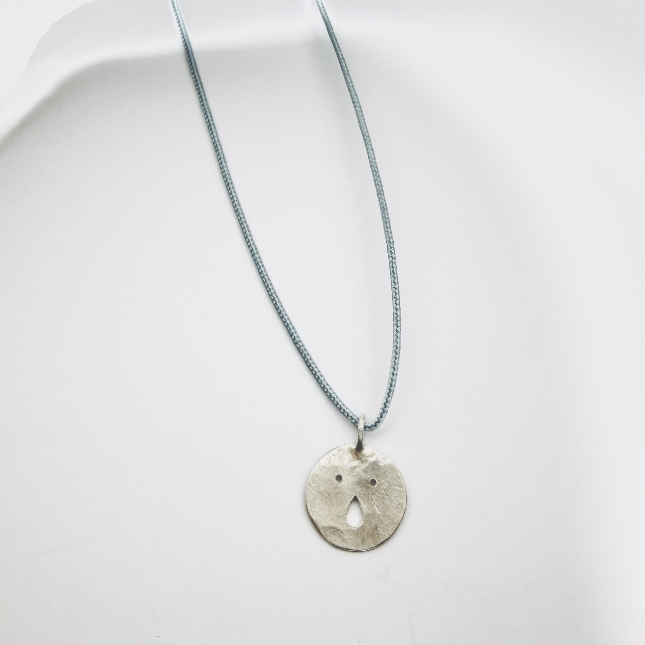 Médaille Tronche Paula en Argent 925 ou Vermeil avec finition mate et martelée fabriquée à la main par Louise Vurpas
