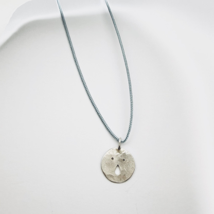 Médaille Tronche Paula en Argent 925 ou Vermeil avec finition mate et martelée fabriquée à la main par Louise Vurpas