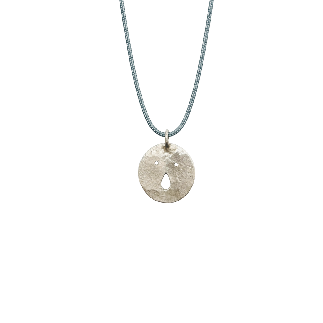 Médaille Tronche Paula en Argent 925 ou Vermeil avec finition mate et martelée fabriquée à la main par Louise Vurpas
