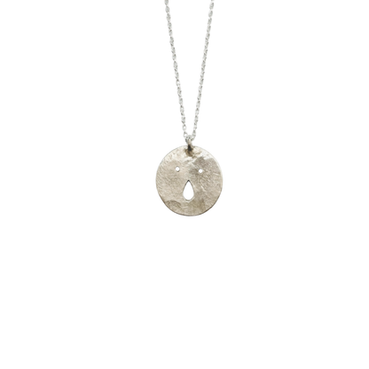 Médaille Tronche Paula en Argent 925 ou Vermeil avec finition mate et martelée fabriquée à la main par Louise Vurpas