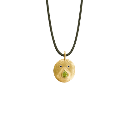 Médaille Tronche Paula en OR 750 avec finition mate et martelée fabriquée à la main par Louise Vurpas